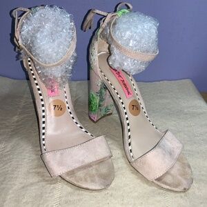 Betsey Johnson Rallo faux suede heels Sz 7.5 ankle strap bows